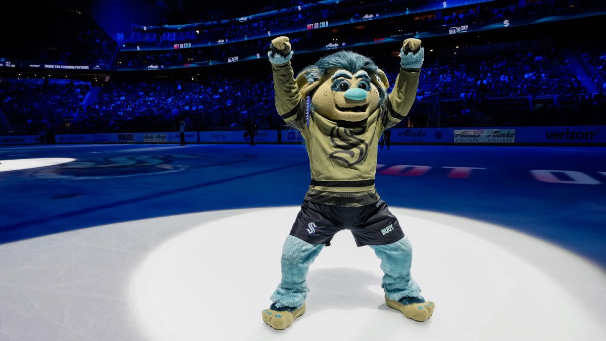 Video captures moment Seattle Kraken mascot is chased by bear NBC10(02)