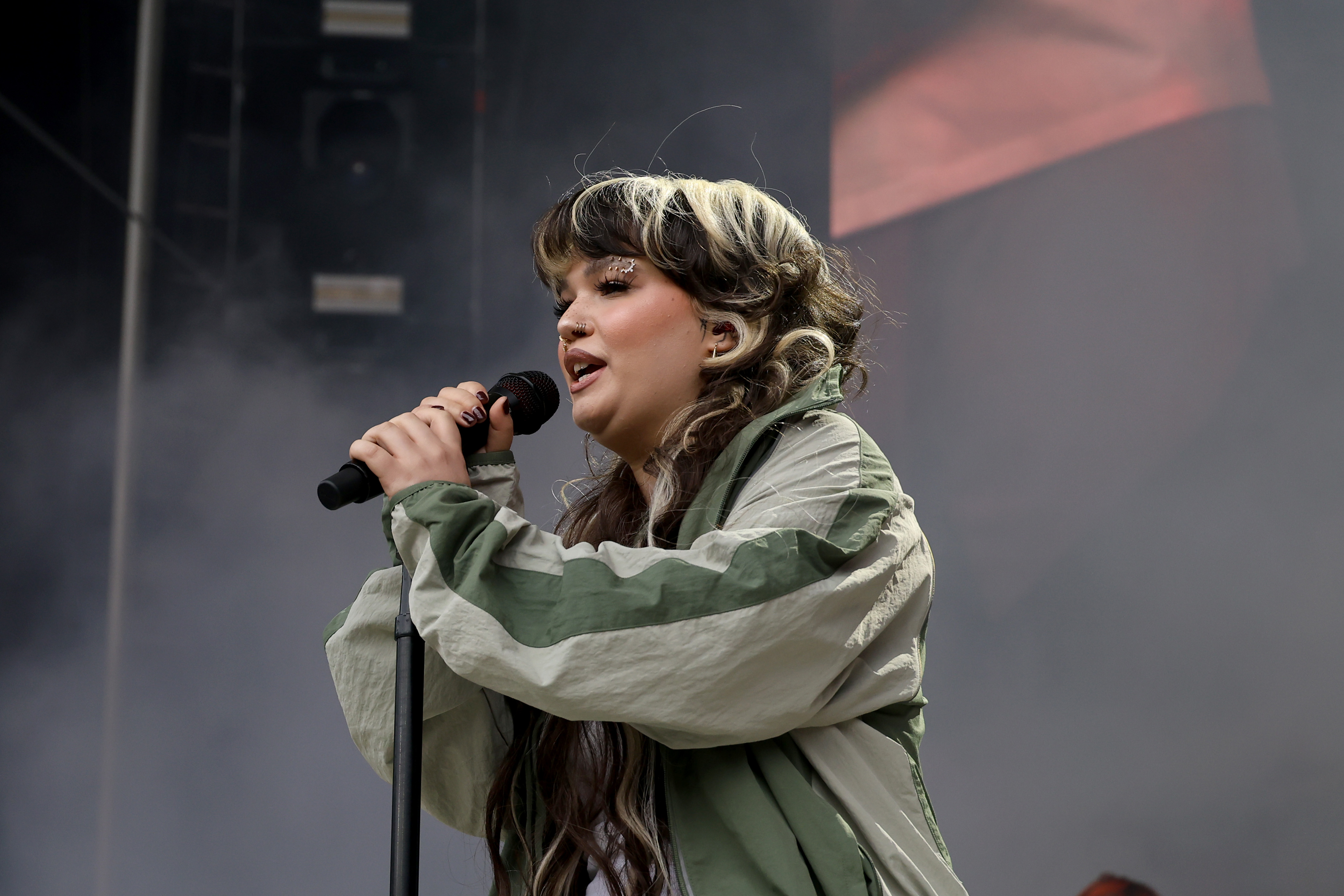 British Singer Lola Young Cancels All Shows Indefinitely After Onstage Collapse
