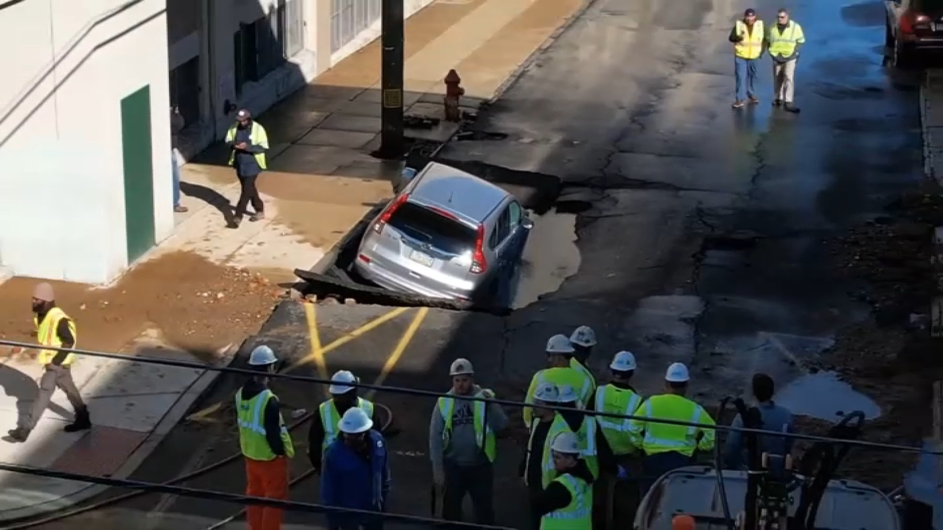 Broken pipe sends 4 million gallons of water into Philly street