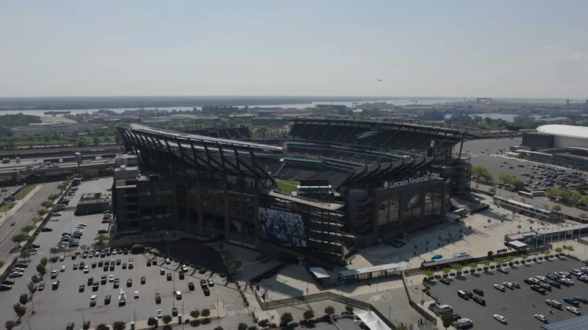 To help fans leave the Lincoln Financial Field parking lots more quickly after Friday’s Eagles game, the city is testing a new traffic pattern.
