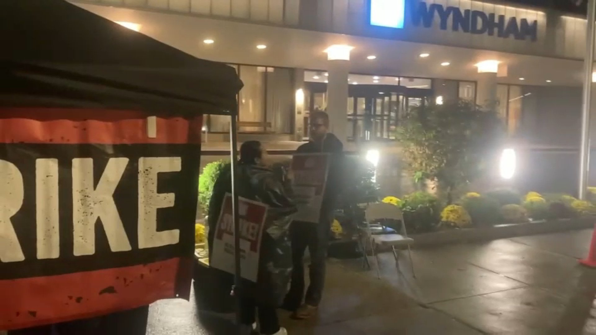 ‘We're standing up to the bosses': Wyndham hotel workers strike in Philadelphia