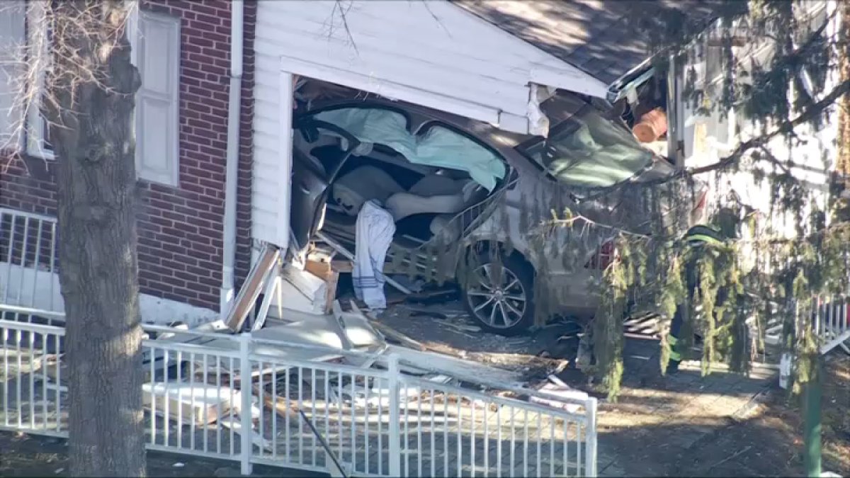 2 hurt after car crashes into building in Talleyville, Delaware