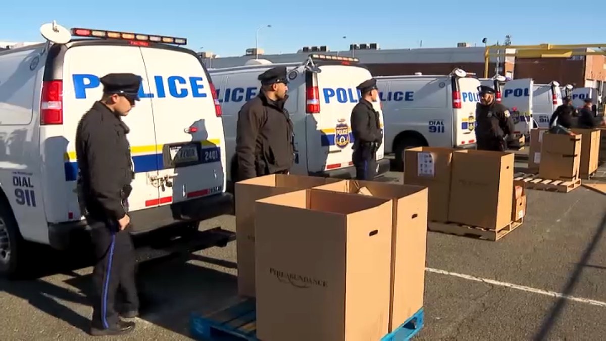 Philadelphia police team up to help Philabundance this holiday season