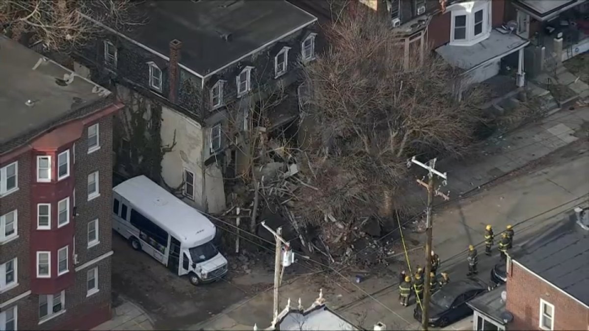 Building partially collapses in Philadelphia