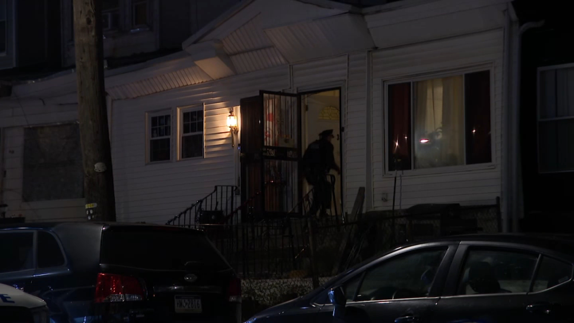 Woman finds husband, 3 dogs dead inside Philly home on Friday, police say