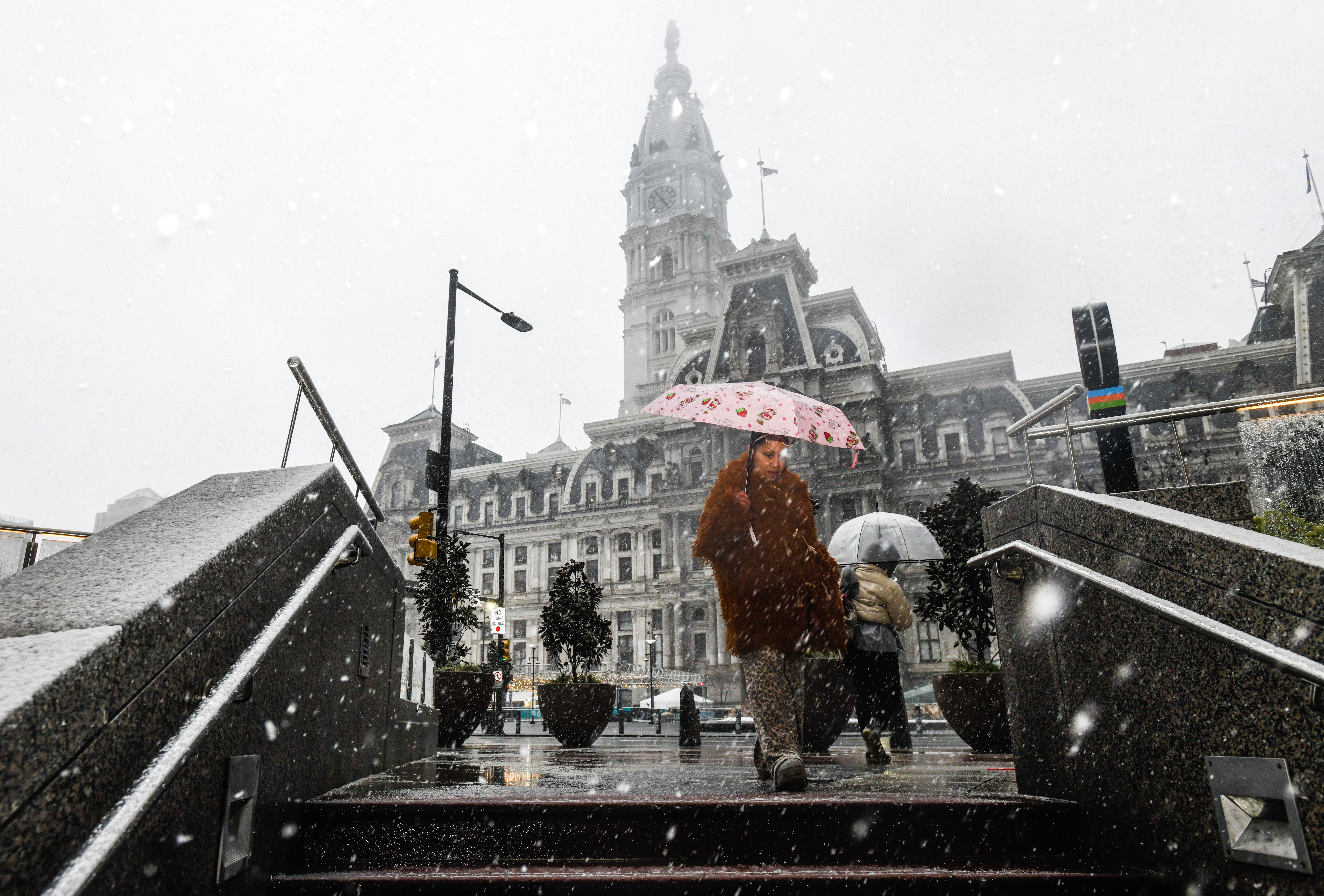 PHILADELPHIA, PENNSYLVANIA - FEBRUARY 22: Philadelphians brave heavy wind and snow in center city as a winter storm hit in the afternoon turning rain into heavy snow on February 22, 2026 in Philadelphia, Pennsylvania. Philadelphians are preparing for a sever winter storm that is expected to bring up to two feet of snow and high winds. (Photo by Matthew Hatcher/Getty Images)