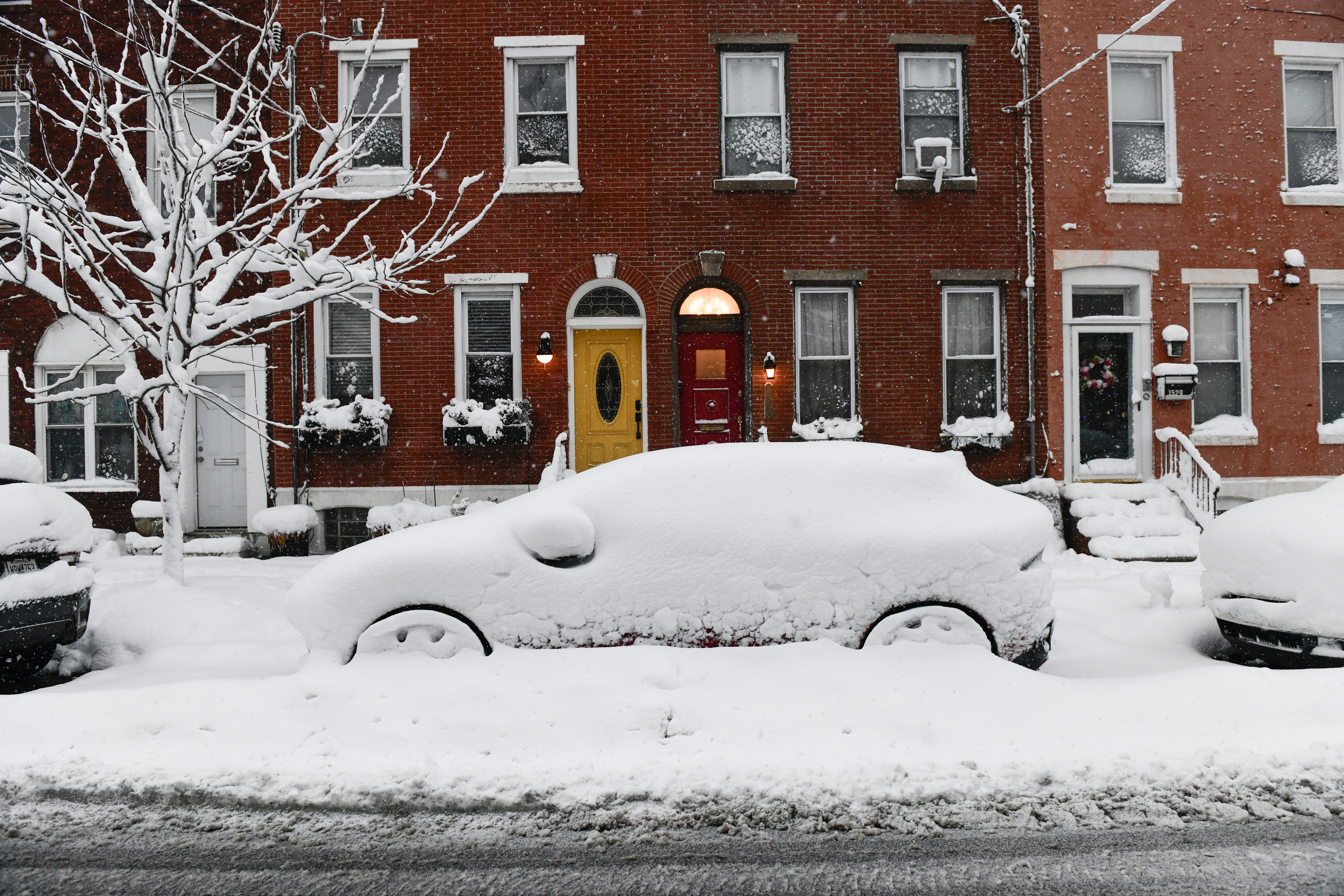 PHILADELPHIA, PENNSYLVANIA - FEBRUARY 23: Residents in Philadelphia dig out their cars as heavy snow continues to fall on February 23, 2026 in Philadelphia, Pennsylvania. A Nor'Easter brought over a foot of snow to some areas along the east coast impacting travel throughout the region, with snow continuing until the afternoon.  (Matthew Hatcher/Getty Images)