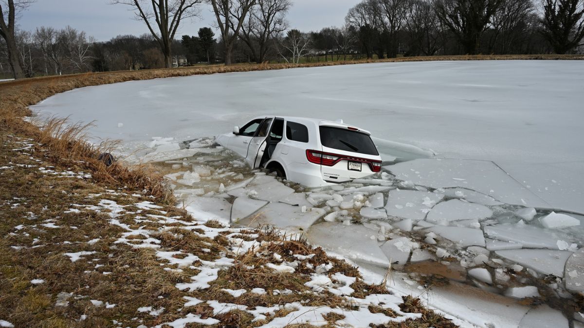 Man cited after abandoning car in frozen pond at Pennsylvania country club: Police