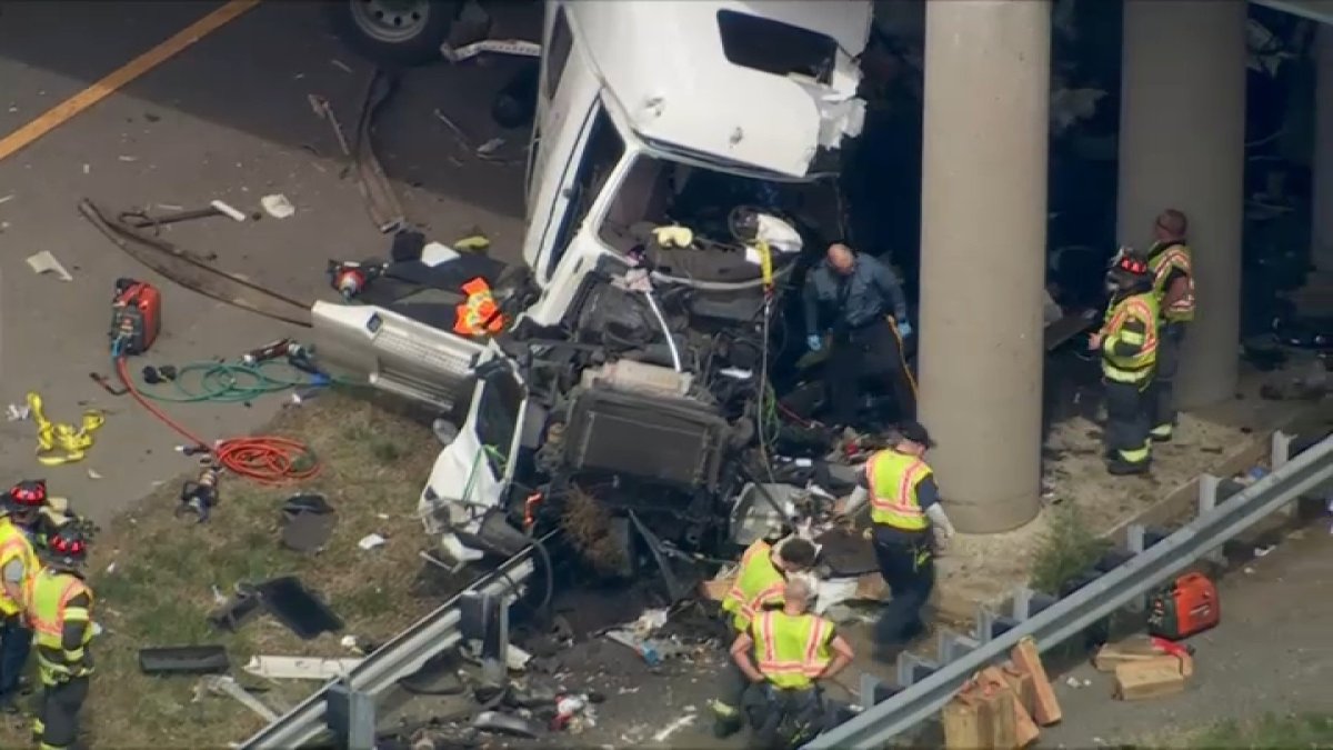 Truck stuck underneath overpass on I-295 after crash closes lanes ...