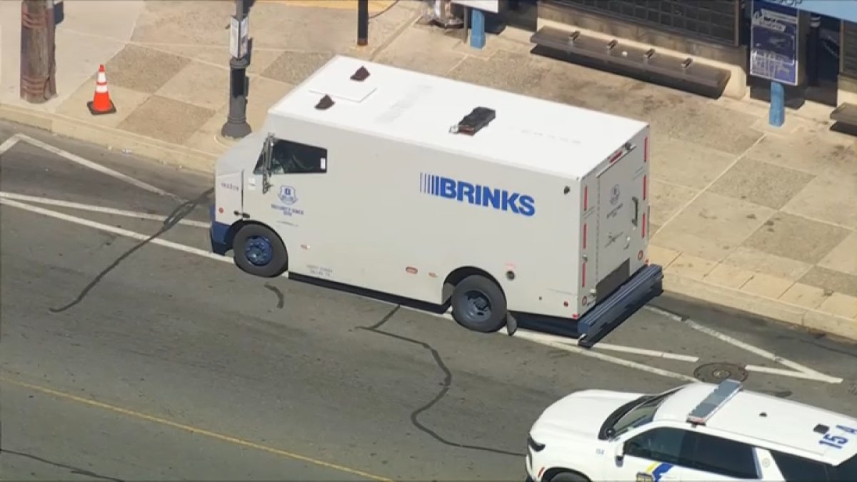 Armed robbers steal more than $1M from Brinks armored truck in Northeast Philly, police say