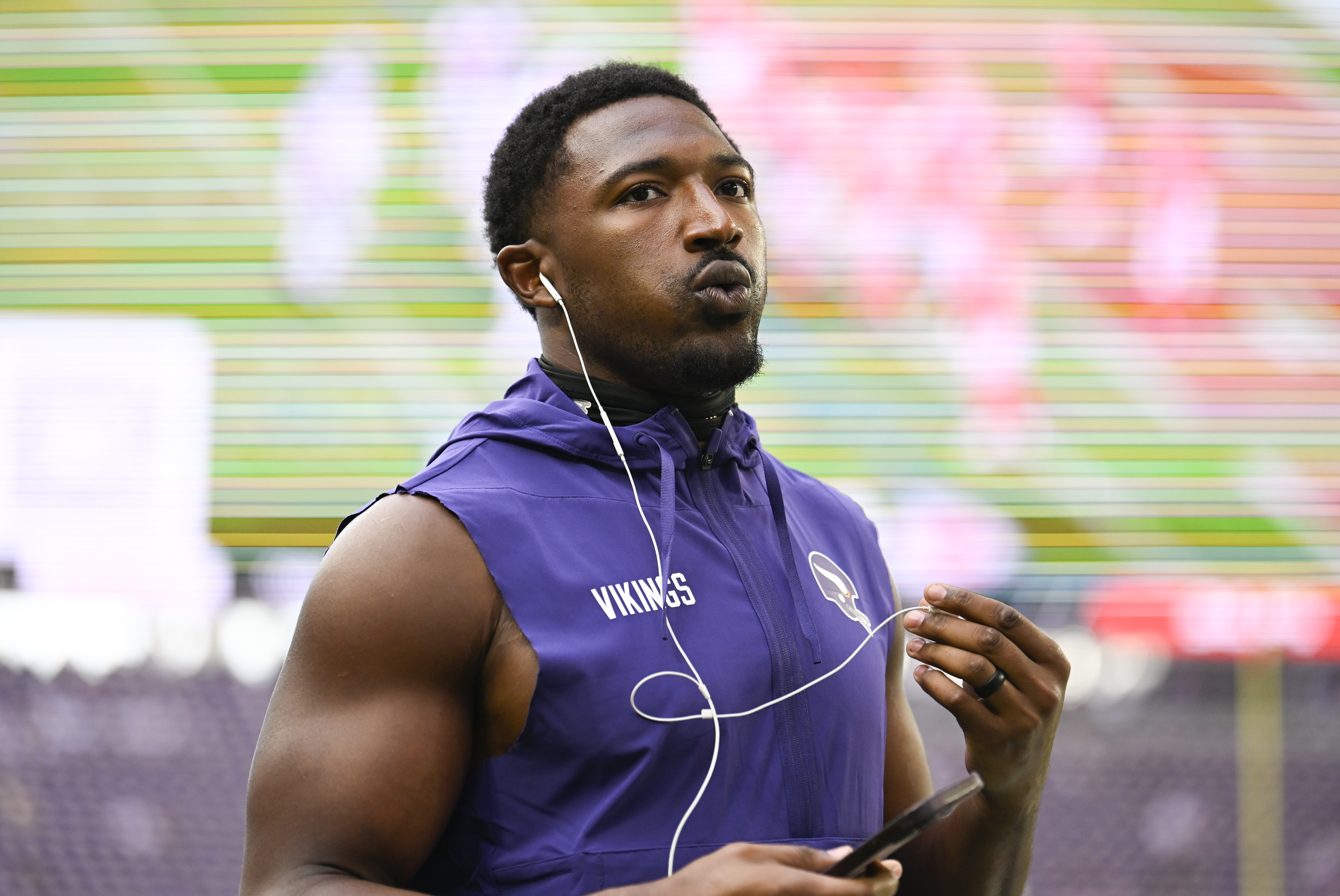 Recap: Eagles draft TE and OT, trade for Pro-Bowl edge