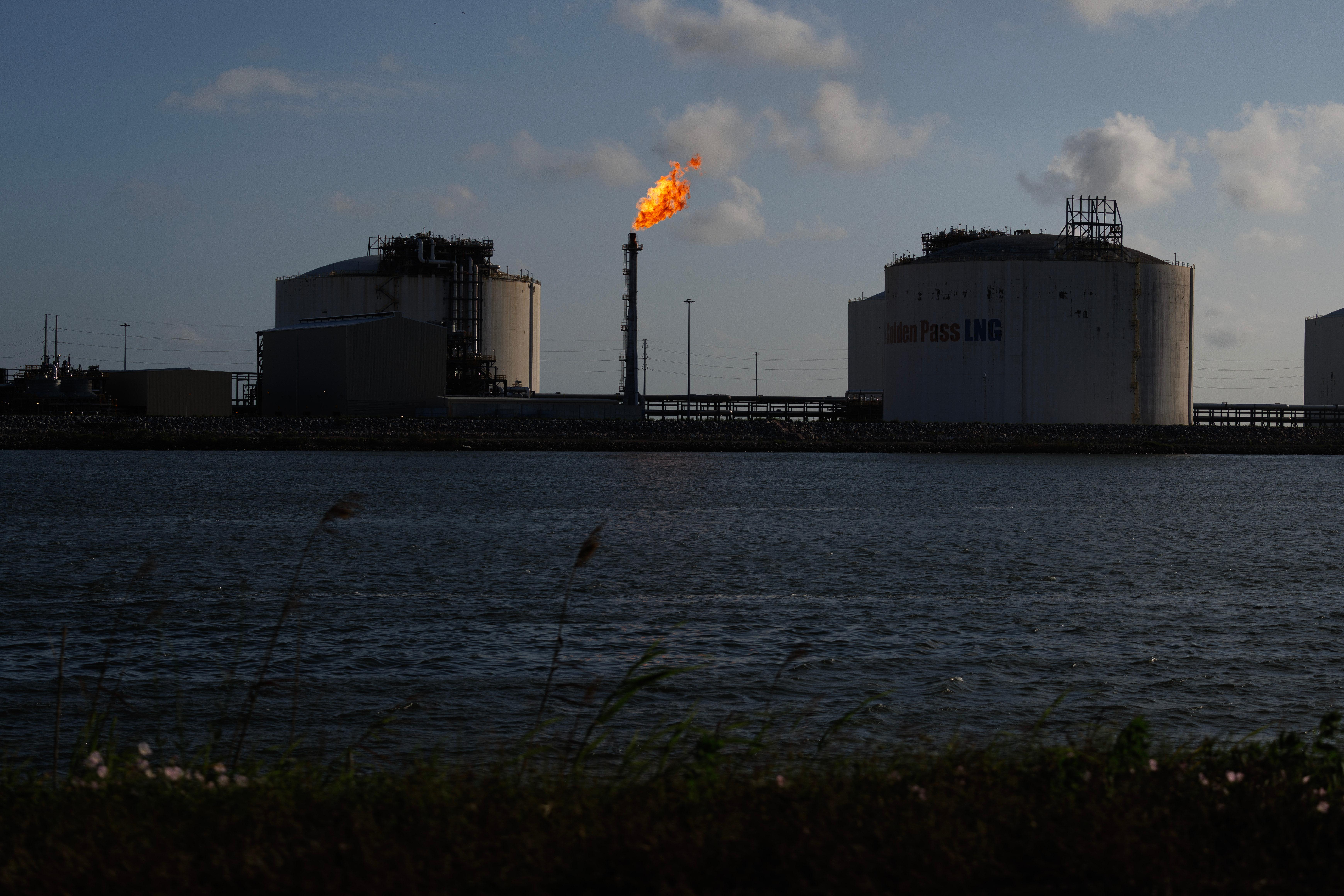 Oil prices jump amid renewed tensions over the Strait of Hormuz