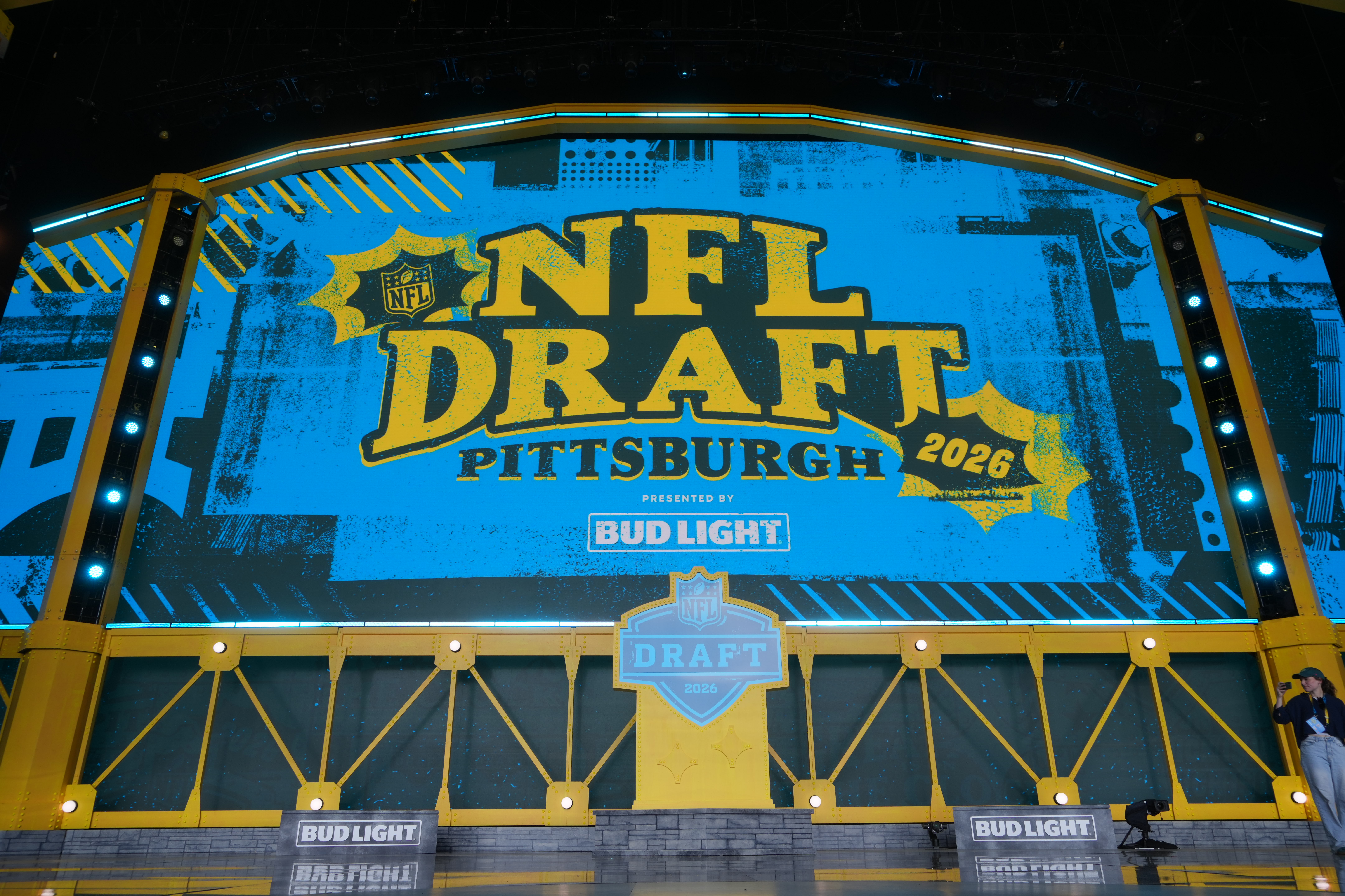 Live updates: Eagles draft TE, trade for Pro-Bowl edge