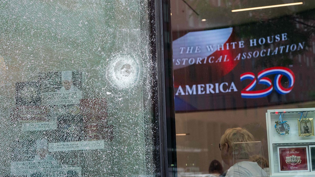 Bystander in serious condition after fatal shooting near White House ...