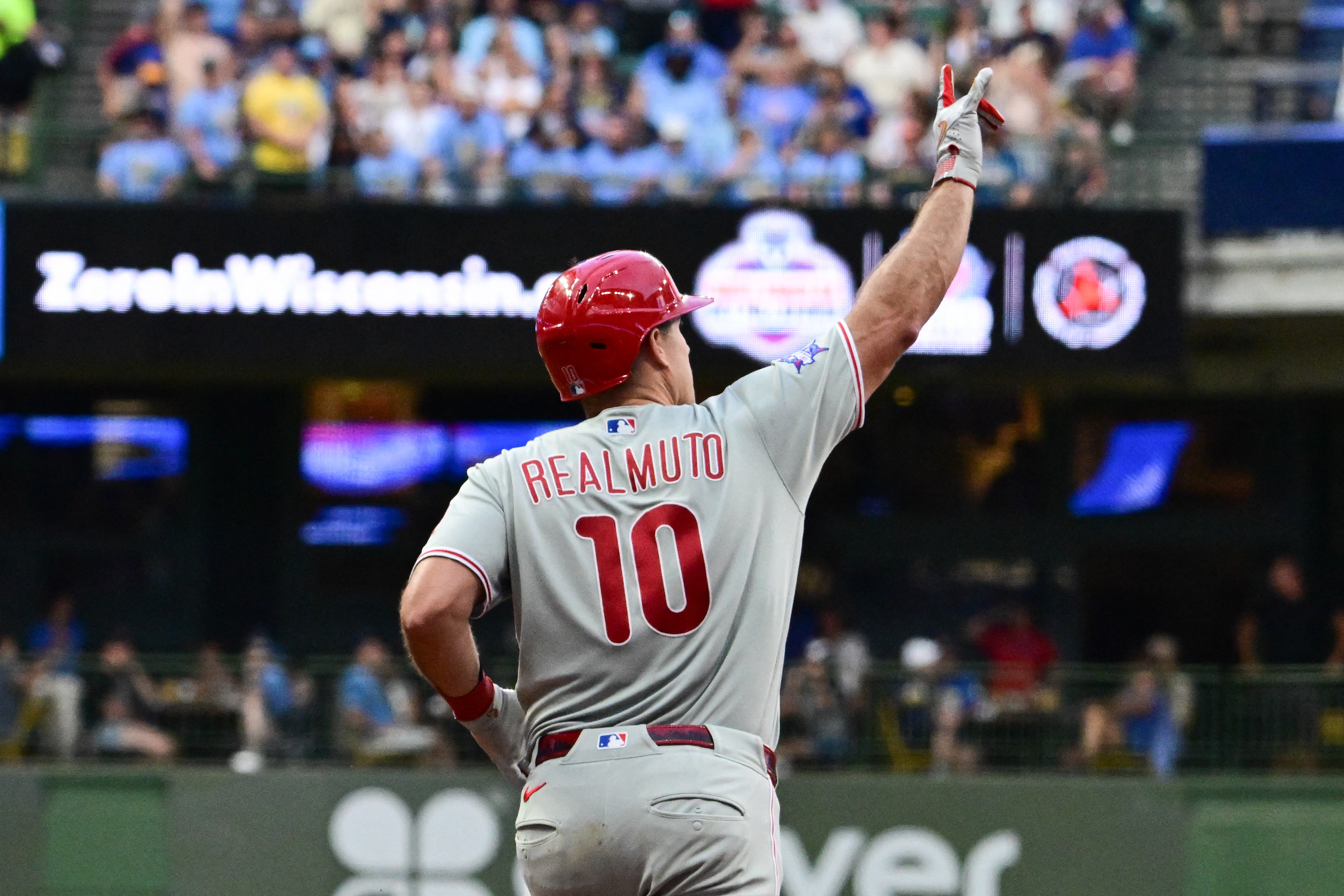 Phillies survive shaky late-inning bullpen work, win nail-biter in Milwaukee
