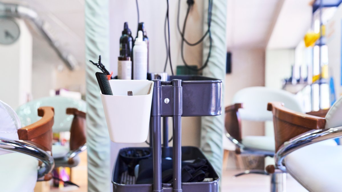Teen girl accused of stabbing hairdresser, bystander inside Delaware salon