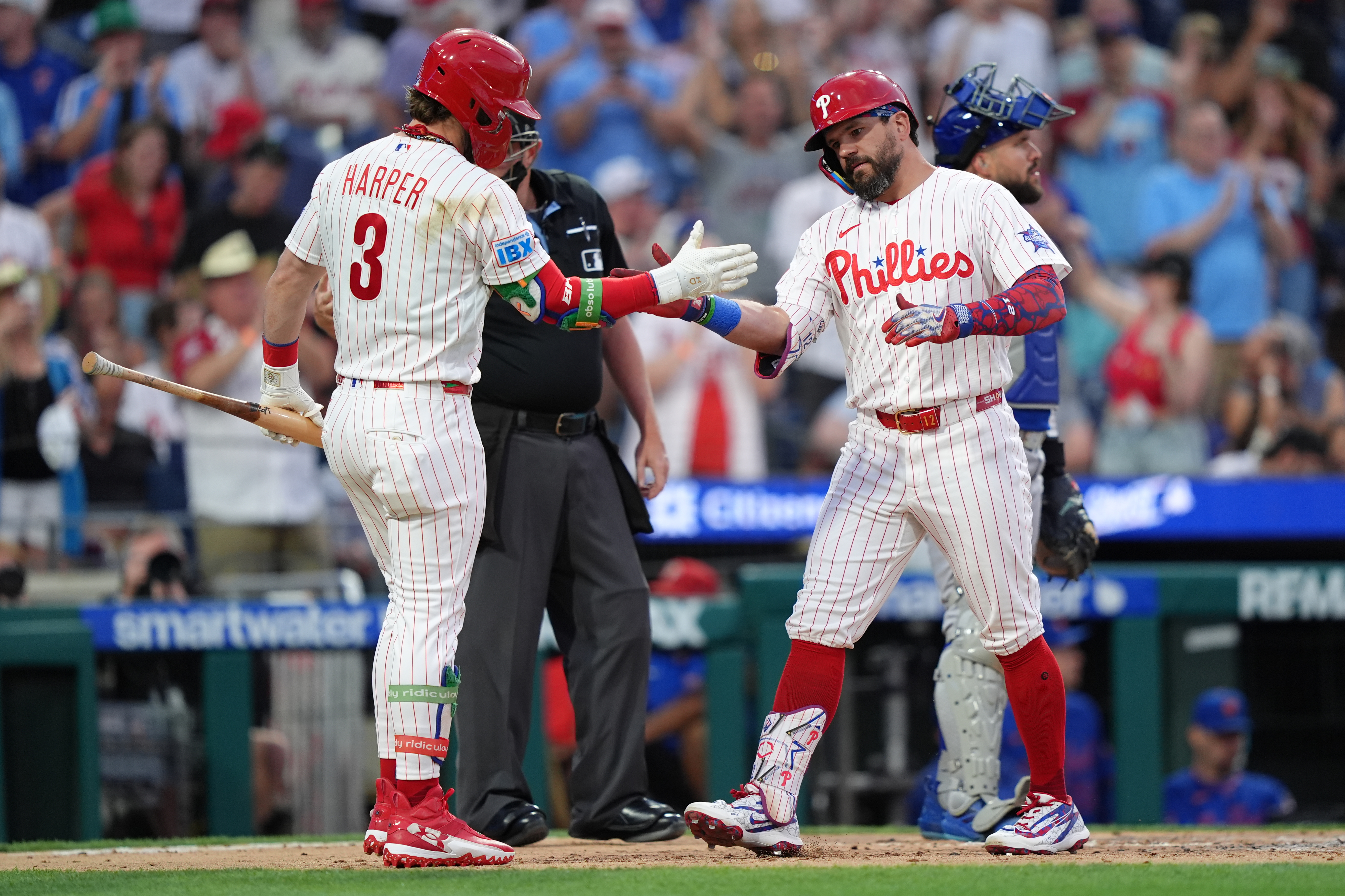 Kyle Schwarber and Bryce Harper lead Phillies' 17-hit, 15-run assault on Mets