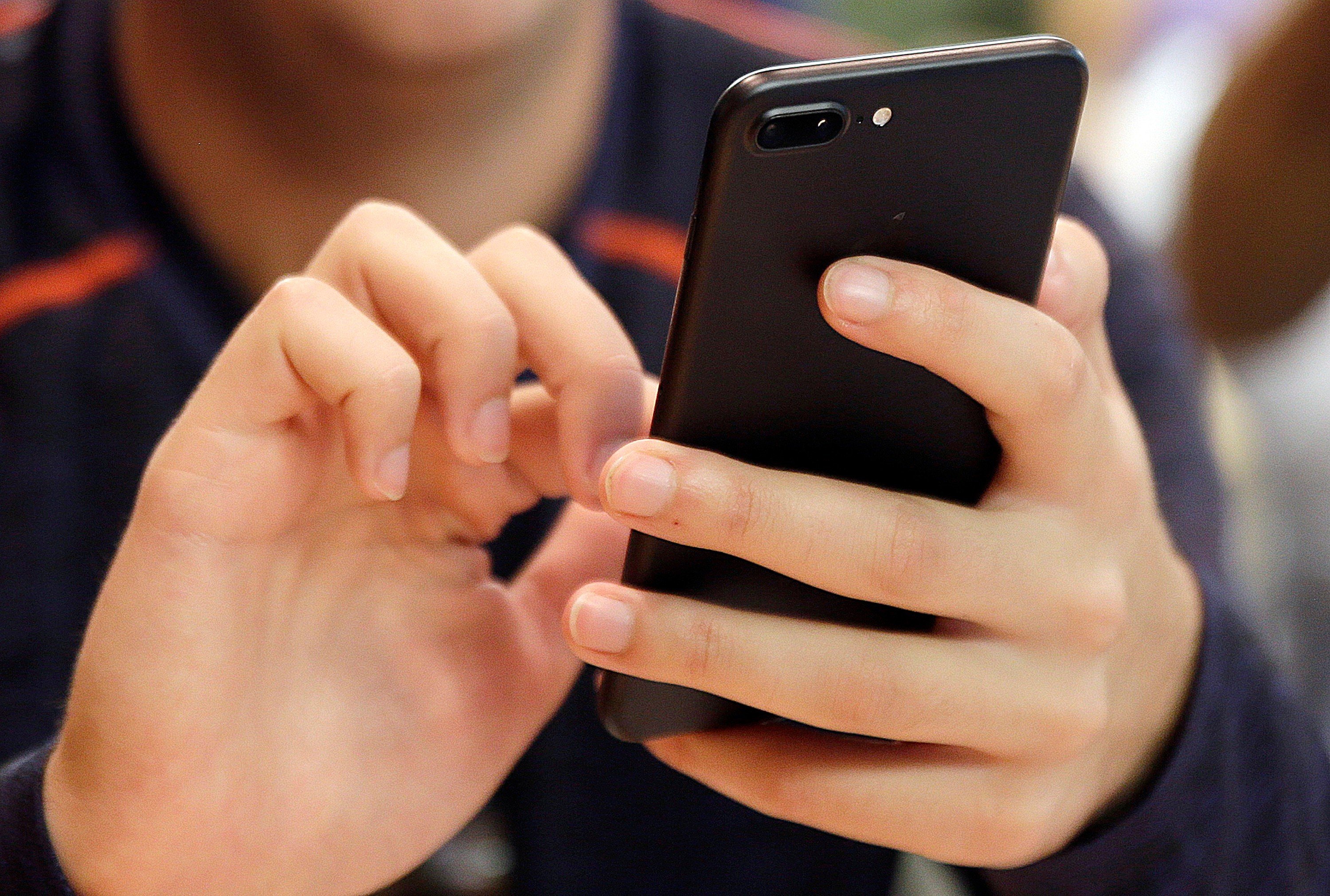 Got 'texting thumb'? Here's how to soothe phone-related pains