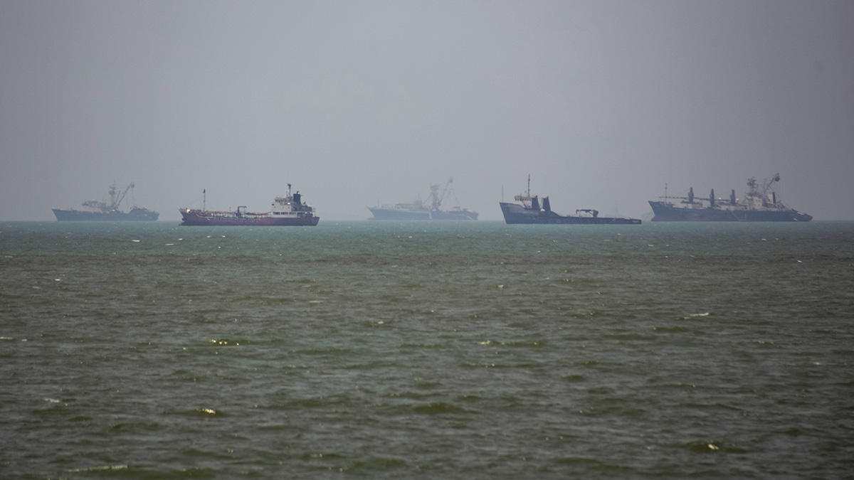 U.S. launches new strikes against Iran, revokes oil sales permit after 3 ships attacked in Strait of Hormuz