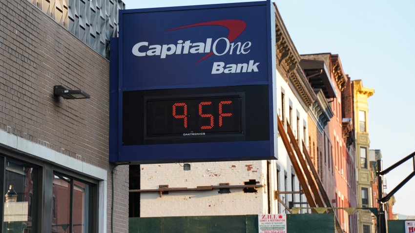NEW YORK, US – JULY 21: A temperature, showing 95 Fahrenheit degrees, is seen in New York, United States as a blistering heatwave is spreading across the US with temperatures reaching well above 100 degrees in many regions on July 21, 2022. Heat alerts are also hitting the Northeast, with New York, Philadelphia and Boston expecting unusually high temperatures reaching 100 F (37 C) in some areas.