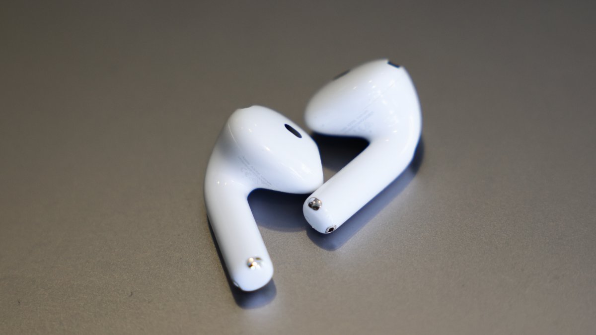 Woman arrested after returning for AirPod following robbery of Del. restaurant