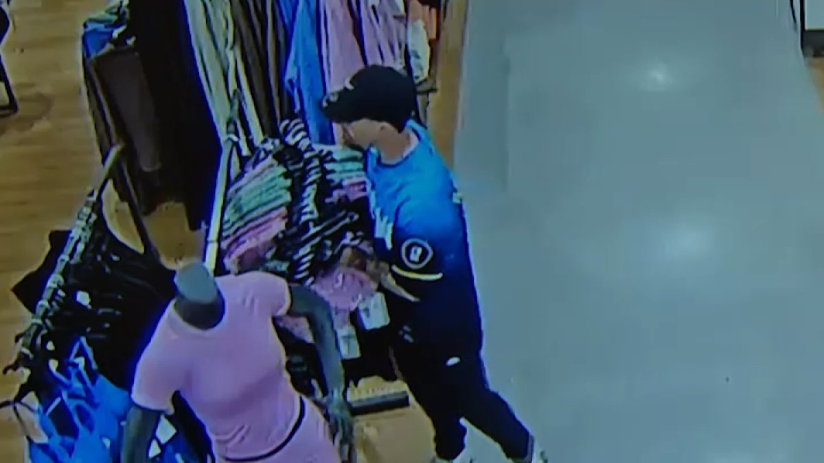 Man steals Phillies jerseys, other items from Philly area stores, police say