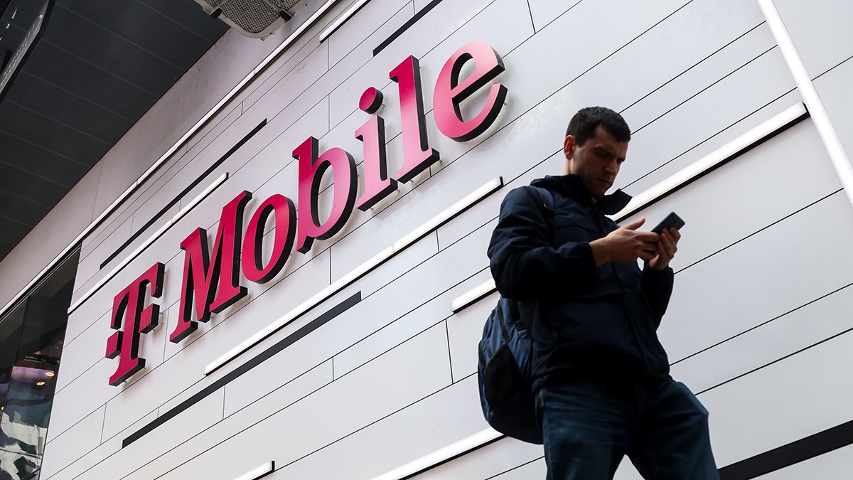 Thousands of U.S. customers report T-Mobile service outage