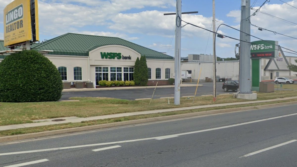 Man ‘dressed like a female’ sought in Rehoboth Beach bank robbery, police say Man ‘dressed like a female’ sought in Rehoboth Beach bank robbery, police say