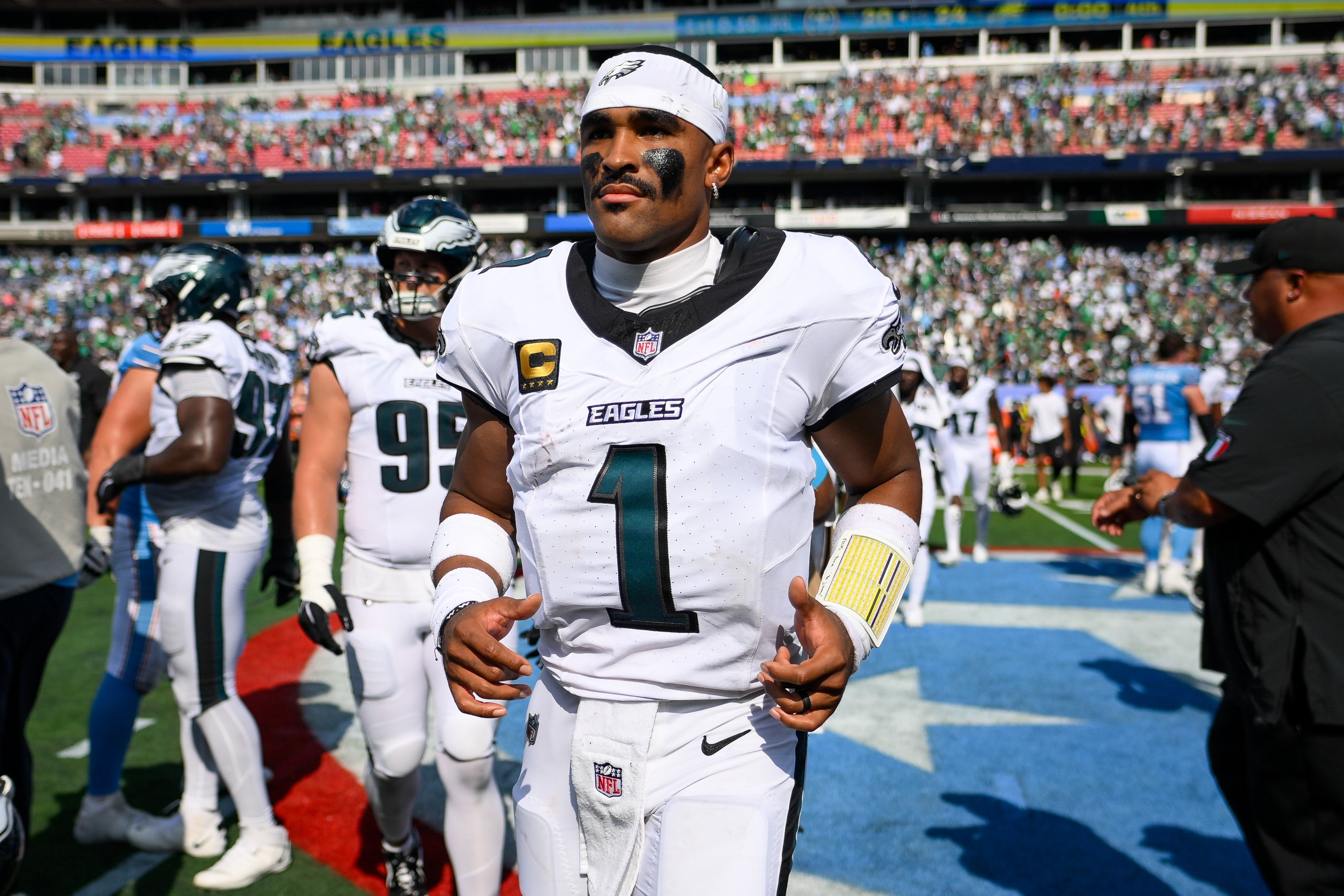 Live updates: Eagles visit Bears for Monday Night Football action