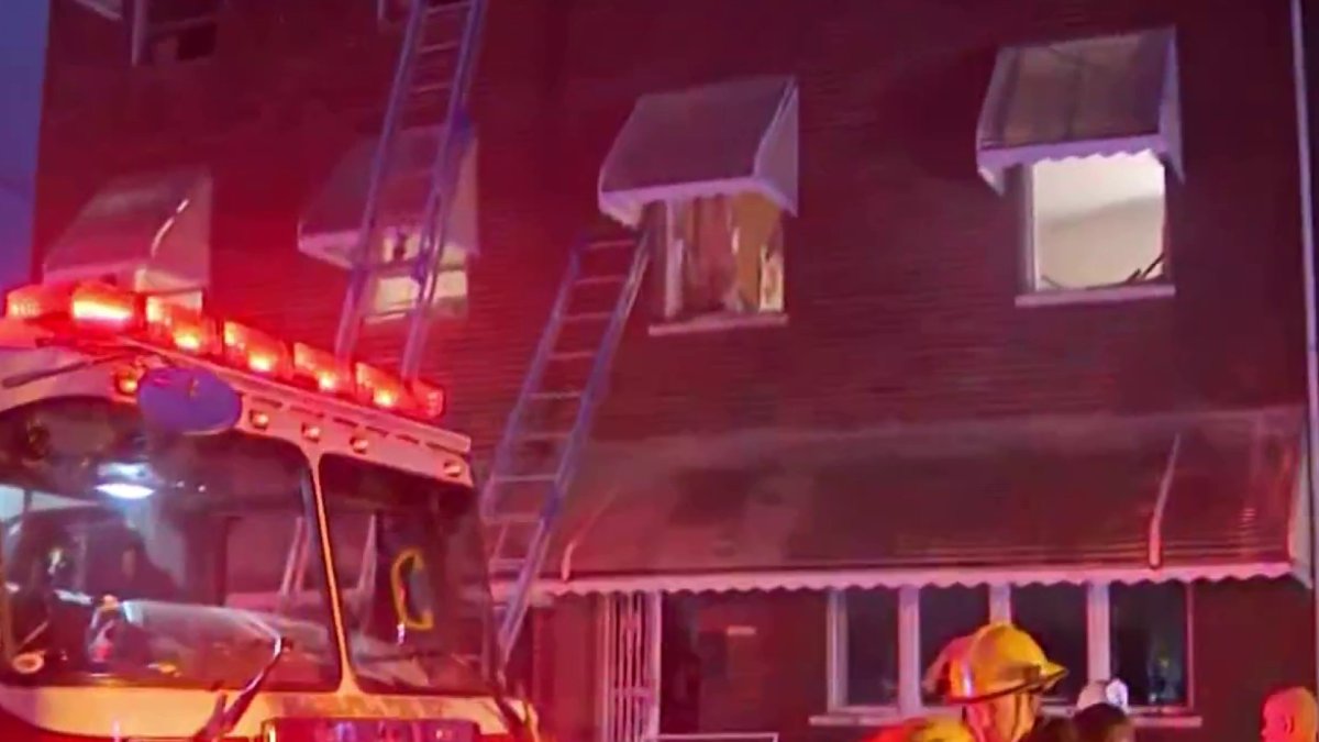2 firefighters hurt battling South Philly rowhome fire