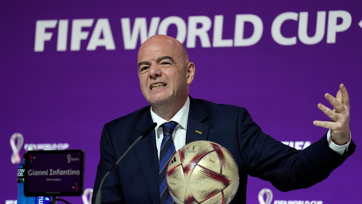يتهم FIFA الاتحاد الأوروبي لكرة القدم بـ “حملة تشويه” في ملف يتعلق بخطة بيع كأس العالم