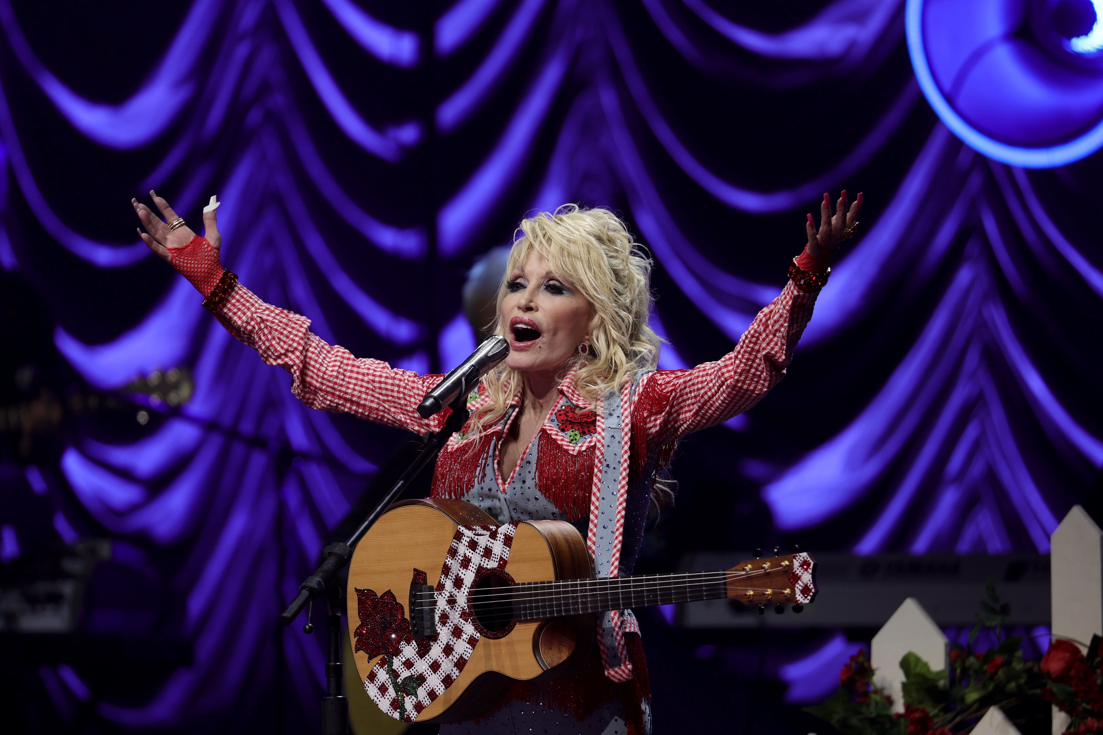 Dolly Parton's estate accuses her nephew of threatening to destroy his aunt's legacy