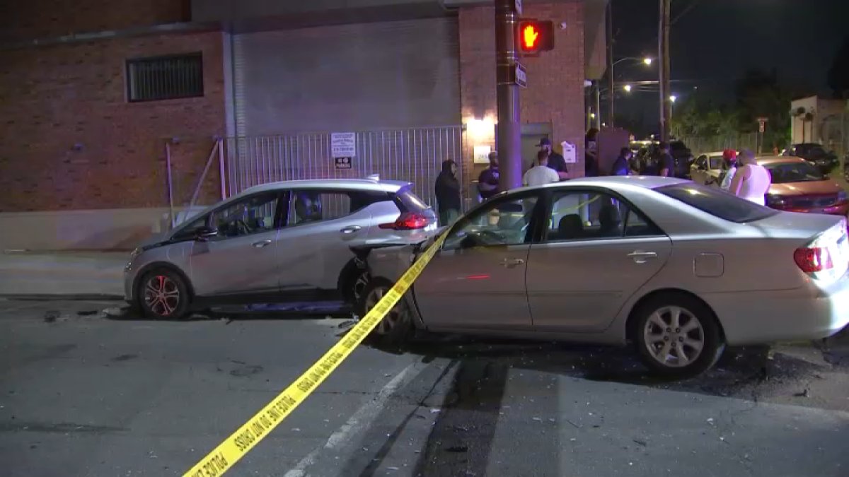 Two people hurt, several vehicles damaged in Philadelphia crash