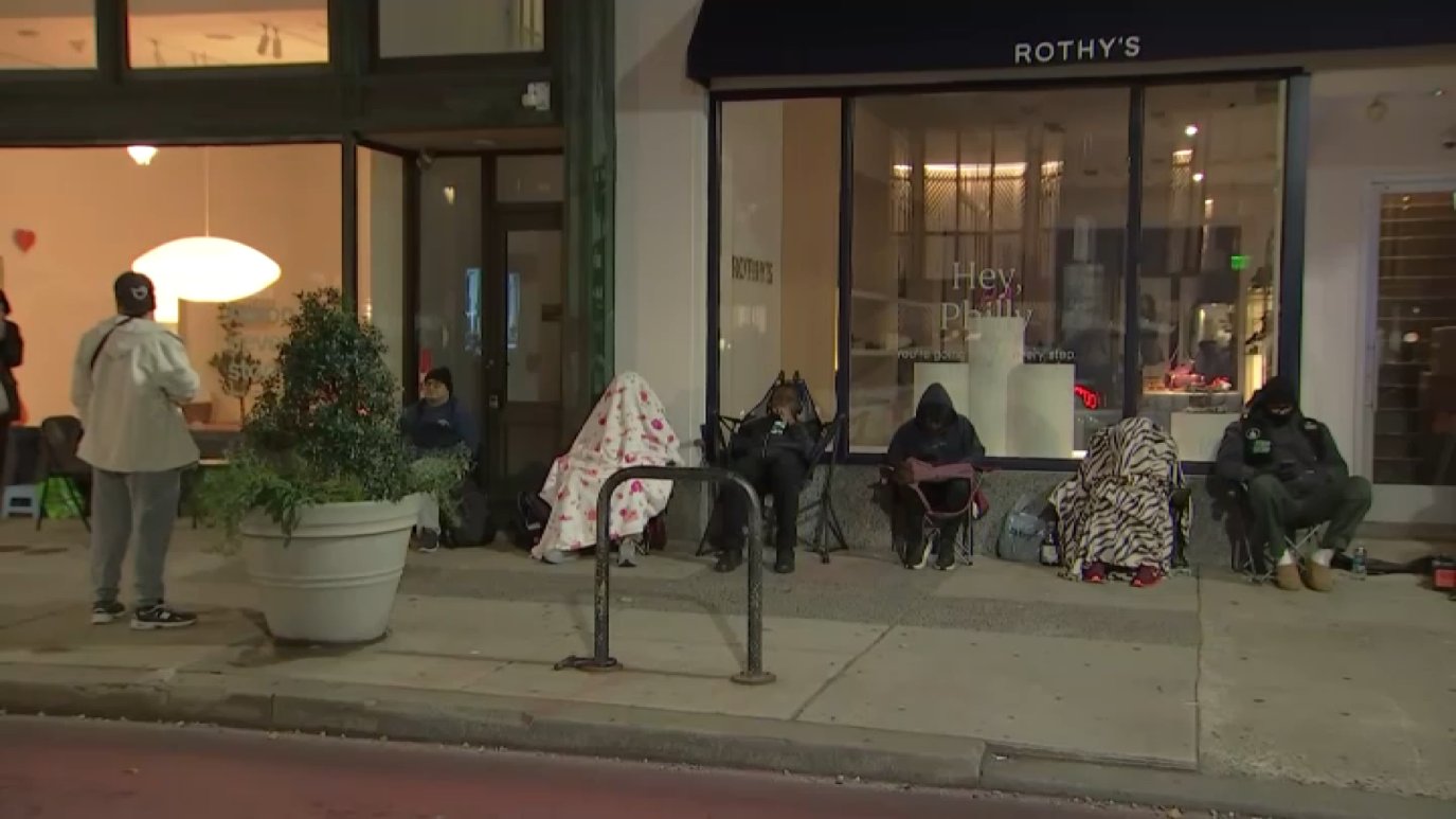 Apple Store Queue Up Foldable iPhone Duo sparks early lines at Center City Apple store ...