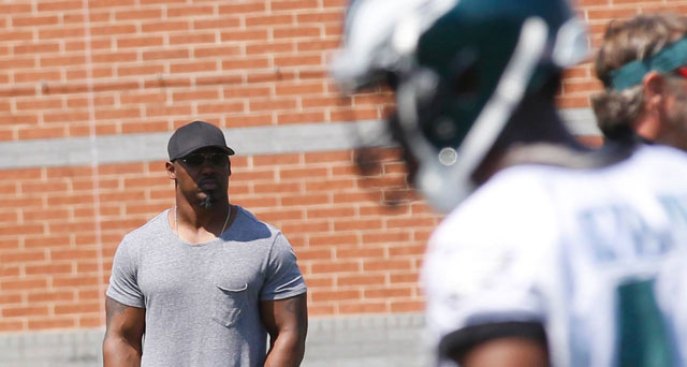 [Image: brian-dawkins-eagles-practice.jpg]